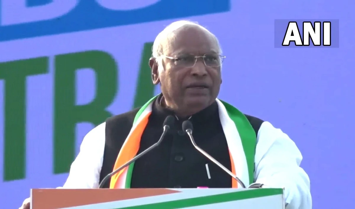 New Delhi: Kharge का मोदी सरकार पर बड़ा हमला, कहा- दिल्ली में प्रधानसेवक मित्र की सेवा कर रहे हैं, रेल, जेल, तेल सब बेच रहे